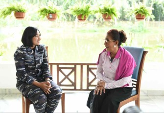 Danlanal Bandung Kolonel Laut Renny Setiowati saat mewancarai ibu Susi Pudjiastuti di Pangandaran Jawa Barat dalam rangkaian Ekspresi Maritim 2022