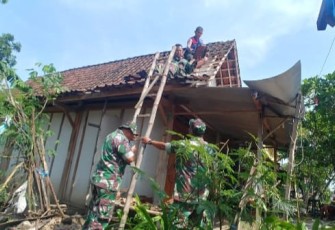 Perbaiki atap rumah warga binaan 
