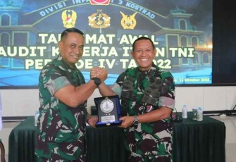 Pangdivif 3 Kostrad Mayjen TNI Dwi Darmadi bersama Letjen TNI (Mar) Bambang Suswantono,, Gowa Selasa (11/10)