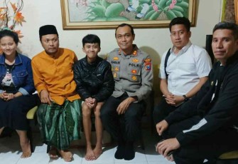 Kapolres Malang AKBP Putu Kholis saat mengunjungi kediaman korban tragedi Kanjuruhan. Selasa (11/10) 