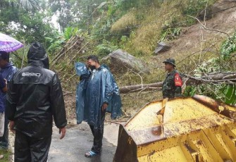 Bersihkan material longsor di jalan