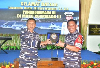 Pangkoarmada RI Laksdya Heru Kusmanto menerima cenderamata dari Pangkoarmada III Laksma Irvansyah, Rabu (12/10)