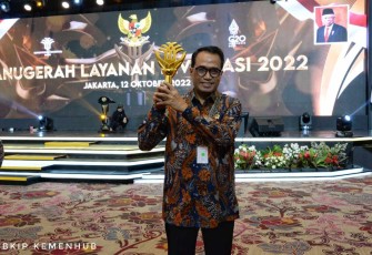 Menhub Budi Karya Sumadi menerima trophy Terbaik Pertama Anugerah Layanan Investasi 2022 di Jakarta, Rabu (12/10)