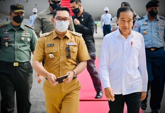 Gubernur Jawa barat Ridwan Kamil menyambut presiden Jokowi di Bandara Husein Sastranegara Bandung. Kamis (13/10)