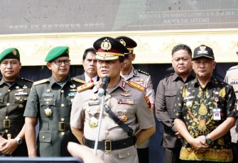 Pj Bupati Pati Henggar Budi Anggoro (batik) saat mendampingi Kapolda Jateng 