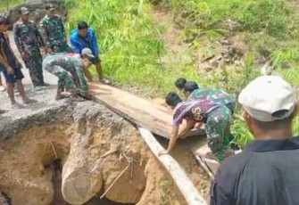 Bangun jembatan kayu pasca longsor di perbatasan 