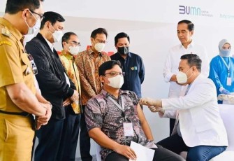 Presiden Jokowi saat meninjau penyuntikan vaksin IndoVac di Bandung, Kamis (13/10)