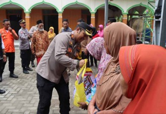 Kapolres Ngawi AKBP Dwiasi Wiyatputera saat memberikan bantuan warga terdampak bencana. Rabu (12/10)