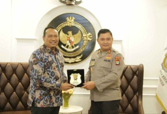 Kapolda Metro Jaya Irjen Pol Dr Mohammad Fadil Imran saat menerima cenderamata. Kamis (13/10)