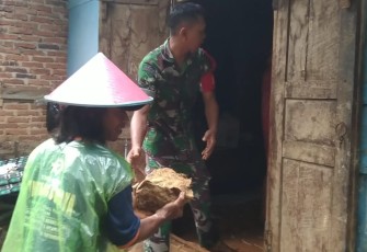 Bersihkan material longsor 