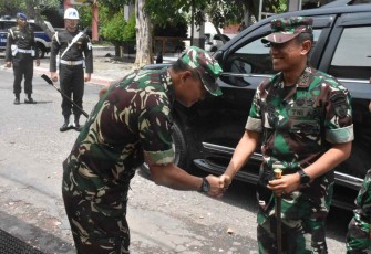Dandim 0803/Madiun Letkol Inf Meina Helmi menyambut Pangdam V/Brw
