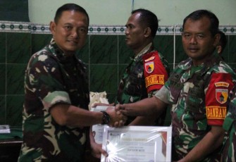 Dandim 0803/Madiun Letkol Inf Meina Helmi saat memberikan apresiasi anggotanya