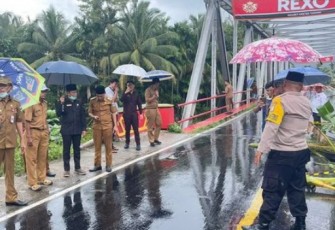 Bupati Agus Istiqlal saat Tinjau Kondisi Infrastruktur yang Rusak Akibat Banjir Bandang