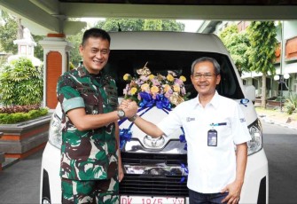Pangdam Udayana Mayjen TNI Sonny Aprianto menerima mobil dari PT Bank Rakyat Indonesia 