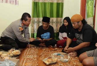 Kapolda Jatim Irjen Pol Toni Harmanto saat takziah di rumah korban insiden Kanjuruhan 