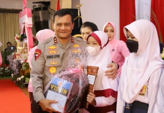 Kapolda Jateng Irjen Pol Ahmad Luthfi saat memberikan bantuan pendidikan