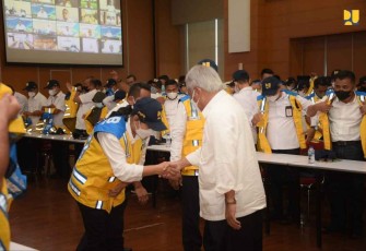 Menteri Basuki saat mengukuhkan unit pengelola bendungan