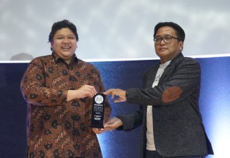 Dokumentasi : Universitas Pertamina, diwakili oleh Wakil Rektor BIdang Keuangan dan Sumber Daya Organisasi, Lawni Tenisa, S.T., MBA., saat menerima penghargaan Omni Education Platform of The Year 2022.