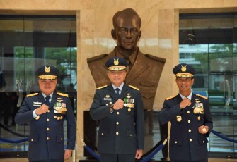 Dankoharmatau Marsda TNI Eddy Supriyono foto bersama usai menerima Bintang Swa Bhuwana Paksa Pratama