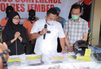 Kasatreskrim Polres Jember AKP Dika saat memberikan keterangan pers kasus perampasan mobil