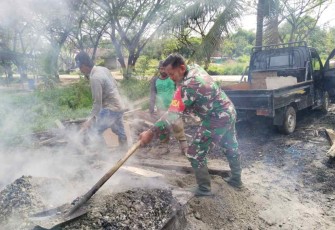 Gotong-royong perbaiki jalan yang rusak di desa binaan