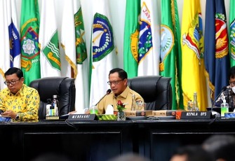 Mendagri Tito saat rakor pengendalian inflasi secara virtual di Jakarta 