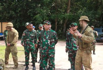 Pangdivif 2 Kostrad Mayjen TNI Syafrial saat menutup Latma Wirrajaya Ausindo TA 2022 di Baturaja Sumsel