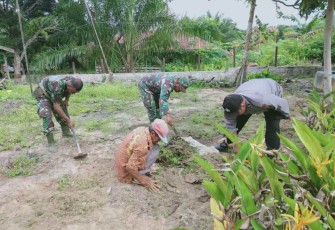 Gotong royong bersihkan lingkungan bersama warga binaan 