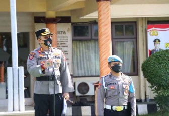 Kapolresta Banyuwangi saat memberikan arahan anggotanya 