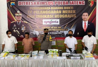 Ditreskrimsus Polda Jateng saat konferensi pers pemusnahan bibit jagung palsu 