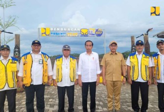 Menteri Basuki saat mendampingi presiden Jokowi tinjau pembangunan di IKN Nusantara 