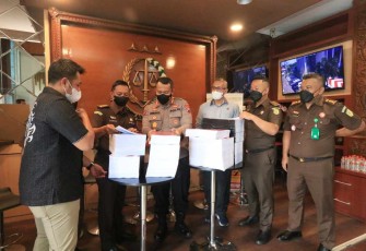 Kabid Humas Polda Jatim Kombes Pol Dirmanto saat penyerahan berkas perkara tragedi Kanjuruhan ke Kajati Jatim