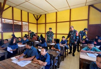 Tim Asnis Garbinter Pusterad kunjungi sekolah di perbatasan 