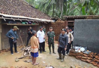 Dandim 0801/Pacitan Letkol Kav Ibnu Khazim saat mengunjungi warga terdampak bencana alam