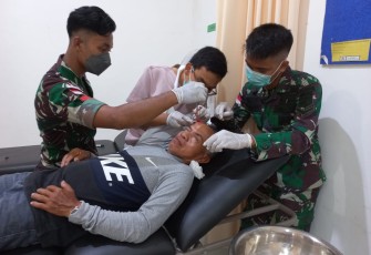 Pelayanan kesehatan gratis satgas Yonarmed 19/105 Trk Bogani