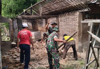 Gotong royong perbaiki rumah warga binaan