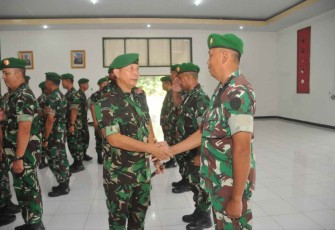 Danrem 063/SGJ Kolonel Inf Dany Rakca saat tradisi penerimaan perwira 