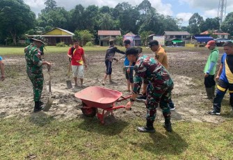 Gotong-royong benahi lapangan sepakbola di perbatasan 