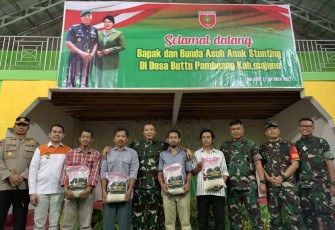 Pangdam Hasanuddin Mayjen TNI Dr. Totok Imam Santoso bersama warga di lokasi TMMD 115 di Buttu Pamboang Kabupaten Majene