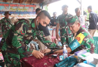 Wasev Aspers Kasad Mayjen TNI Darmono Susastro saat cek tensi di pos kesehatan TMMD ke 115 Kodim 1001/HSU-BLG 
