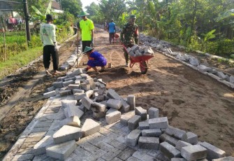 Gotong-royong bangun jalan desa