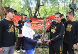 Polrestabes Surabaya tanam Mangrove di kawasan ekowisata Medokan Ayu Surabaya 