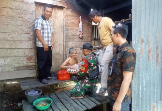 Bagikan sembako warga perbatasan 