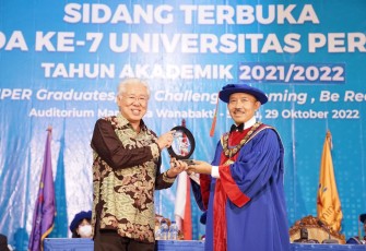 Dokumentasi : Penyerahan penghargaan oleh Rektor Universitas Pertamina Prof. IGN Wiratmaja Puja kepada Drs. Enggartiasto Lukita selaku motivational speaker di Wisuda Ke-7 Universitas Pertamina
