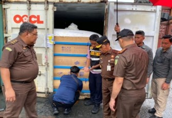 Kajati Kalbar Dr Mashudy saat sidak kontainer 
