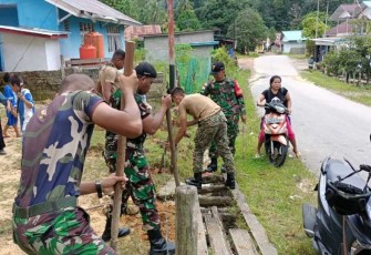 Satgas Yonarmed 19/105 Trk Bogani bangun pagar sekolah di perbatasan 