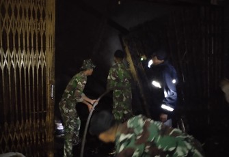 Bantu padamkan kebakaran di perbatasan 