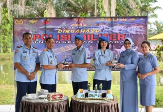 Danlanud RSN Marsma TNI Ian Fuady saat memberikan ucapan selamat jajaran Satpomau 