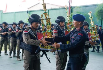 Dansatbrimob Polda Kalbar KBP M Guntur saat memberikan piala juara perlombaan 
