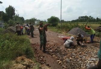 Perbaikan jalan desa bersama warga binaan